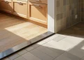 Poser un seuil de porte entre deux revêtements de sol différents : 5 solutions selon le dénivelé