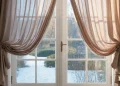 Rideaux thermiques sur mesure : isoler ses portes-fenêtres avant l’hiver