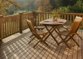 Winteriser sa terrasse bois en septembre : 5 traitements pour affronter l’hiver sans dégâts