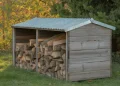 Coffre de rangement extérieur pour bûches : construire un abri bois étanche avec toit en bac acier
