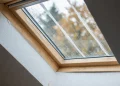 Étanchéifier un velux avant l’automne : 4 interventions accessibles