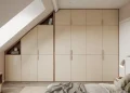 Meuble de rangement sous combles avec portes encastrées : guide complet en 1 week-end