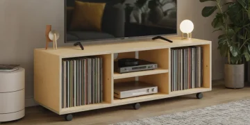 Meuble TV sur roulettes avec rangement vinyles et câbles masqués : guide de construction en contreplaqué