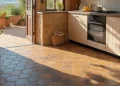 Poser des tomettes hexagonales : calepinage, coupe et jointoiement pas à pas