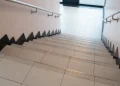 Poser un carrelage antidérapant sur un escalier intérieur : calepinage, colle et profilés de nez de marche