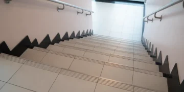 Poser un carrelage antidérapant sur un escalier intérieur : calepinage, colle et profilés de nez de marche