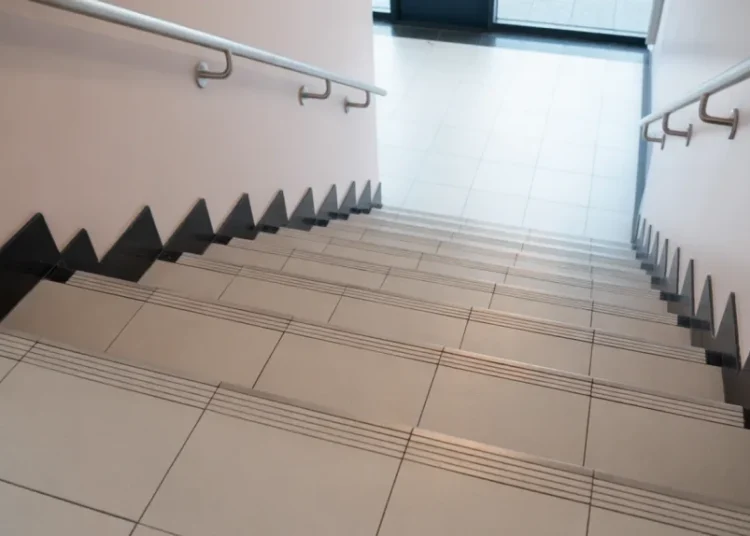 Poser un carrelage antidérapant sur un escalier intérieur : calepinage, colle et profilés de nez de marche