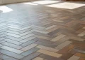 Poser un carrelage en chevron sur un sol de couloir : calepinage, coupe et joints serrés