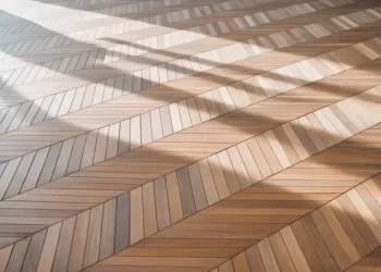 Poser un parquet en point de Hongrie soi-même : guide complet pour débutants