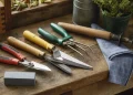 Préparer ses outils de jardinage pour l’hiver : nettoyage, affûtage et protection