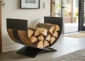 Range-bûches intérieur en métal et bois récupéré : guide de fabrication pour l’entrée ou le couloir
