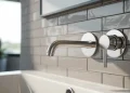 Remplacer un robinet mélangeur par un mitigeur encastré : guide complet plomberie et carrelage