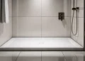 Remplacer une baignoire par un receveur de douche extra-plat : guide complet plomberie et étanchéité
